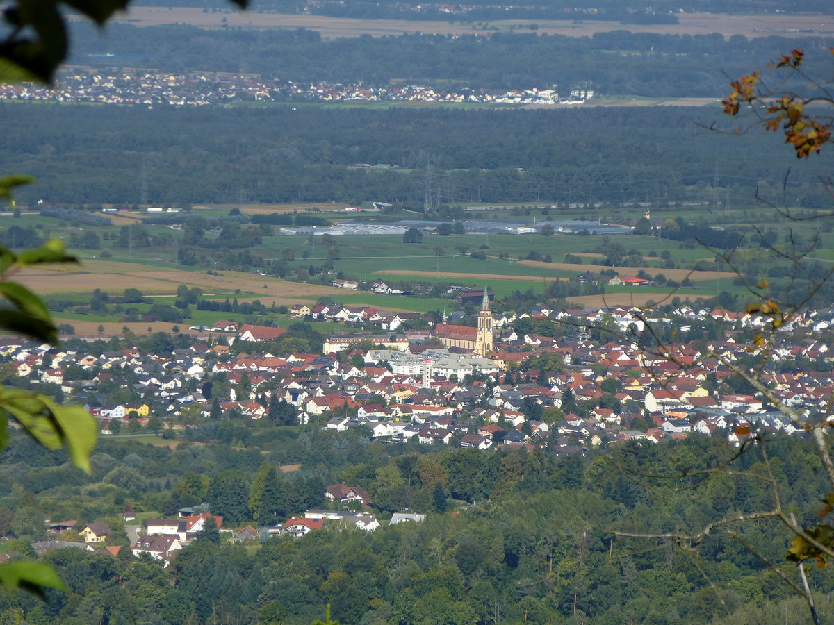 Varnhalt, ein Stadtteil von Baden-Baden, Blick vom 515m hohen Yberg auf den Winzerort der Reblandgemeinde, Sept.2015
