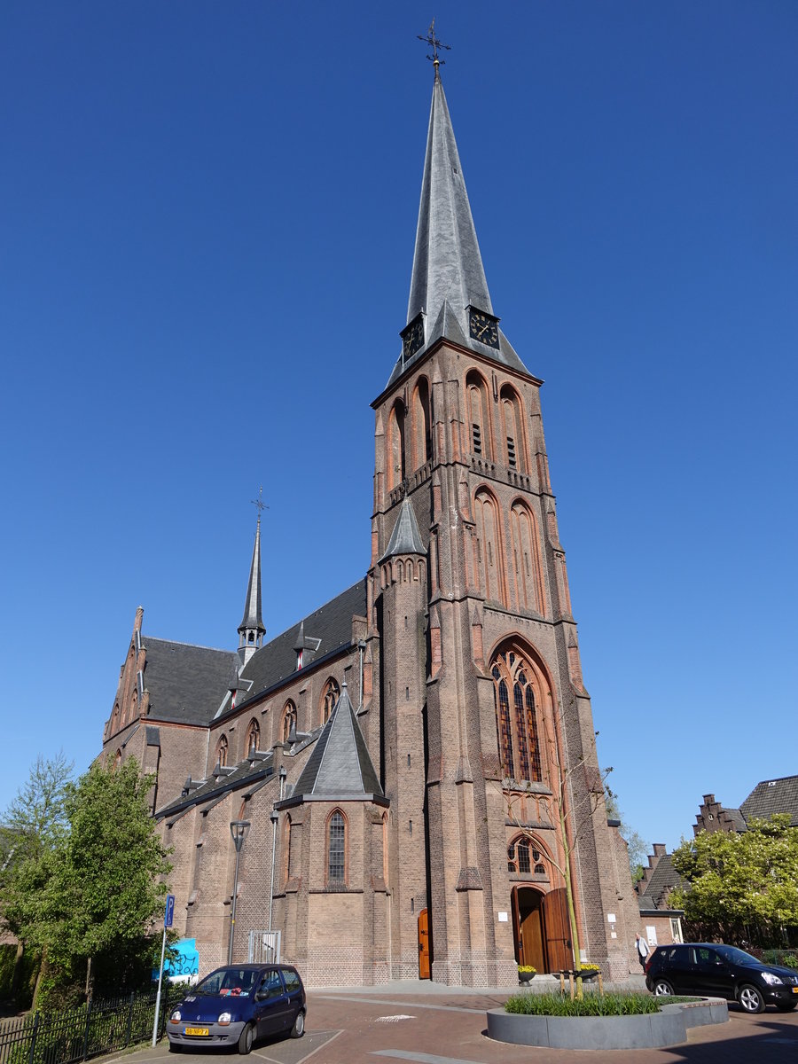 Velp, neugotische Ref. Liebfrauenkirche, erbaut ab 1885 durch Architekt J. W. Boerbooms, dreischiffige Kreuzschiffbasilika mit 63 Meter hohem Turm (08.05.2016)