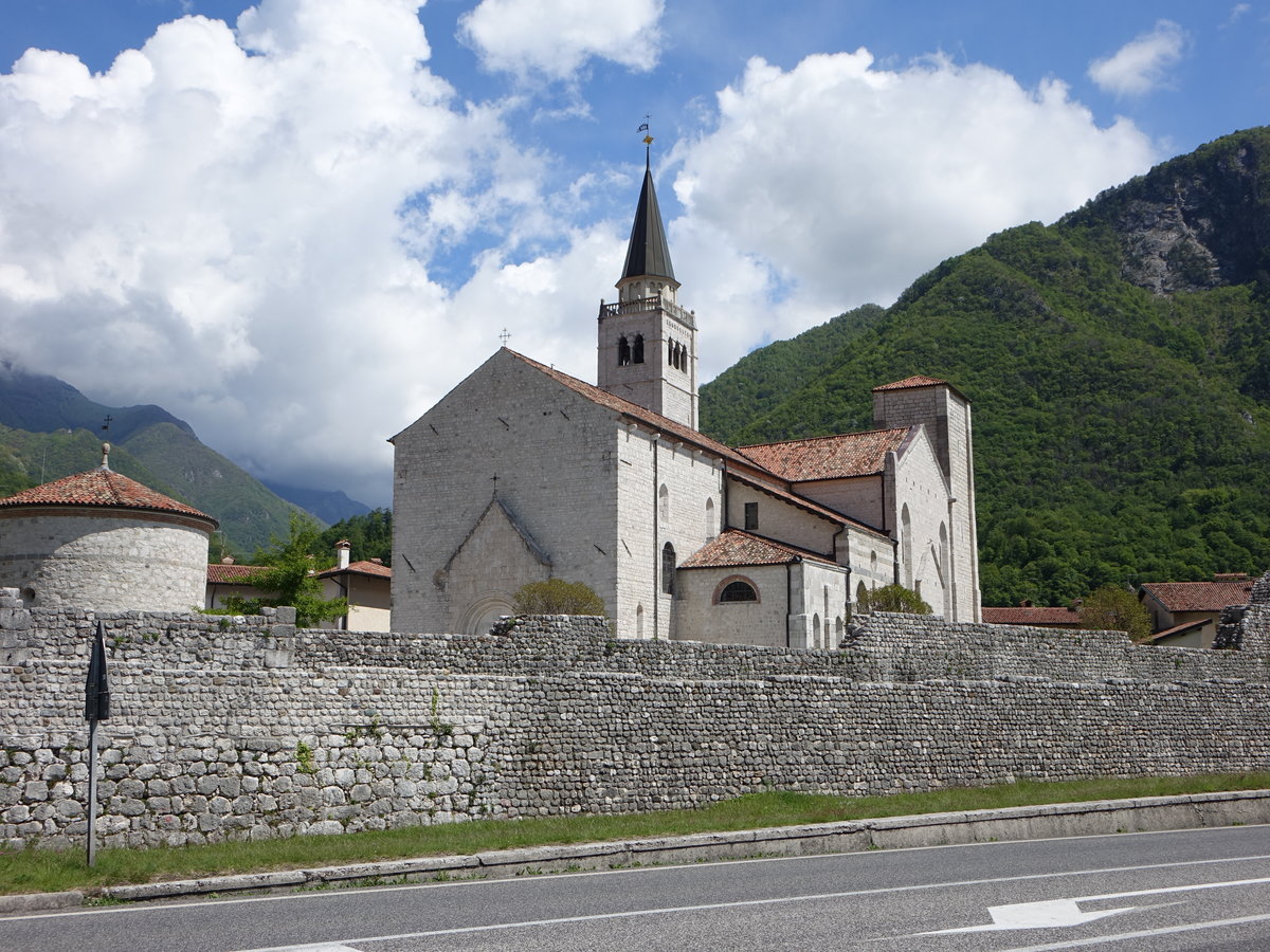 Venzone, Dom St. Andrea, erbaut von 1300 bis 1338, Wiederaufbau nach dem Erdbeben von 1976 (05.05.2017)