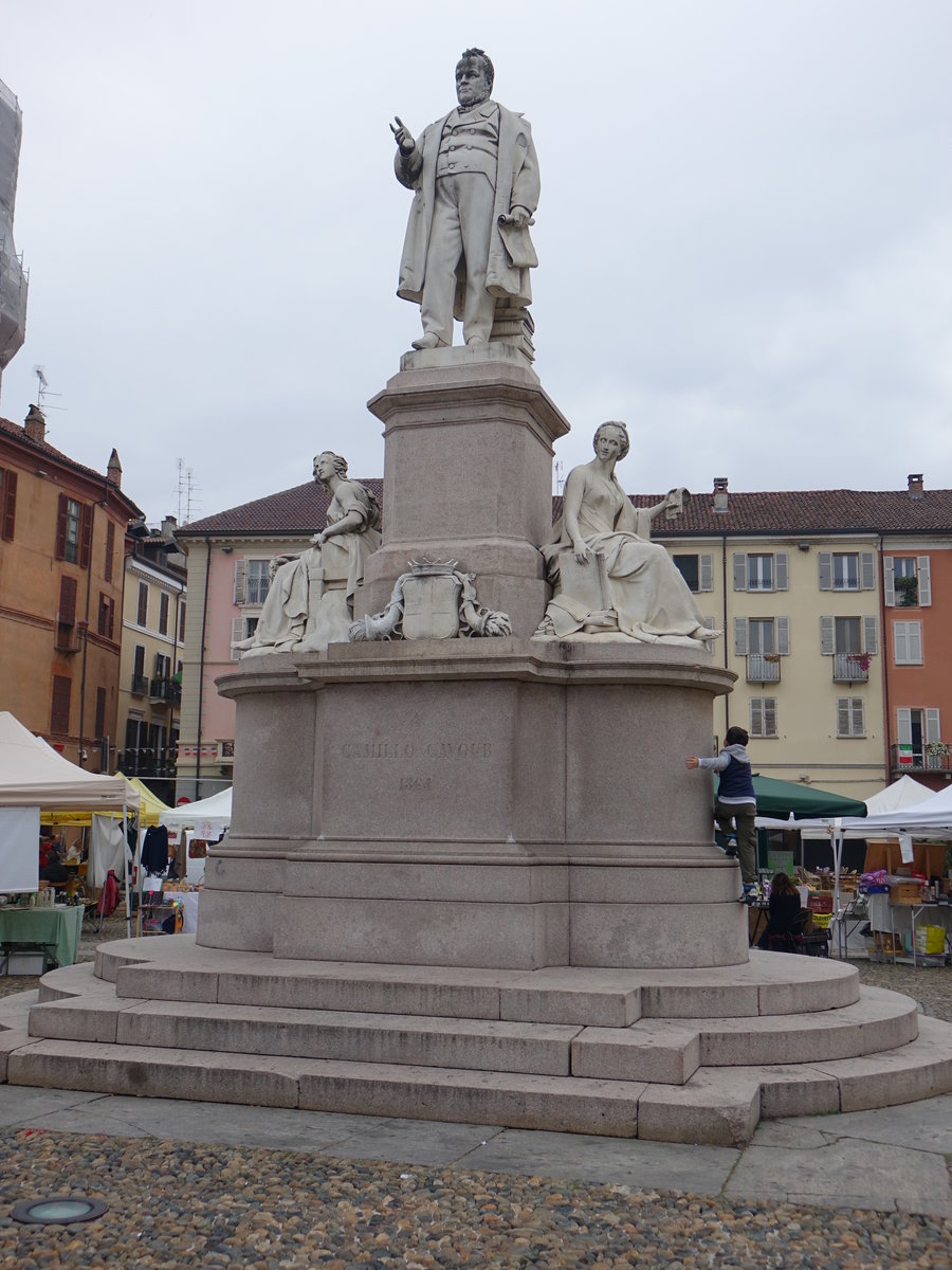 Vercelli, Denkmal fr Camillo Benso Conte di Cavour an der Piazza Cavour (06.10.2018)