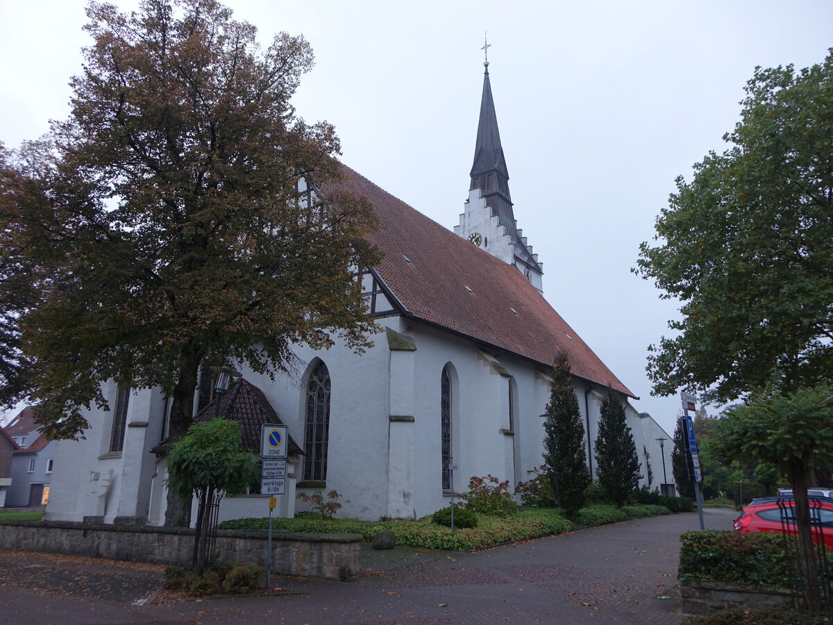 Versmold, evangelische St. Petri Kirche, erbaut ab 1096, Umbau im 13. Jahrhundert zur sptgotischen Hallenkirche (12.10.2021)