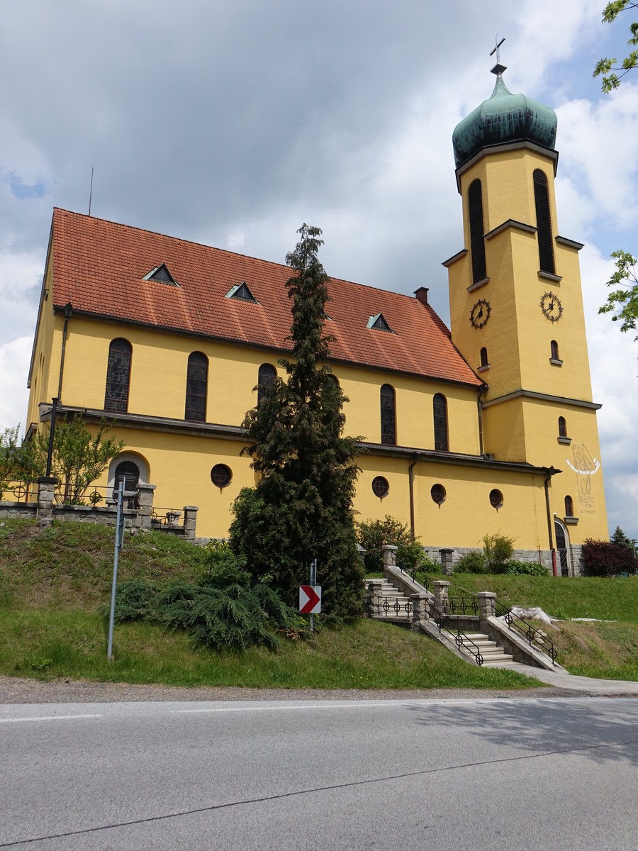 Vetrni, Pfarrkirche St. Johannes Nepomuk, erbaut von 1936 bis 1938 nach Plnen des Architekten Hans Foschum (26.05.2019)