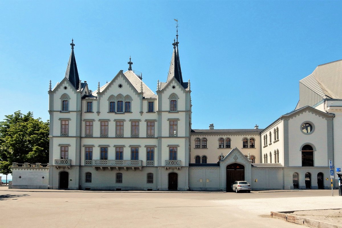 Vevey, das Chteau de l’Aile erscheint nach der grndlichen Renovierung im neuen Glanz. Das hat seinen Preis: fr die Renovierung des Schlosses (2008 bis 2017), wurden ca. 30 Millionen CHF investiert - 25.06.2018