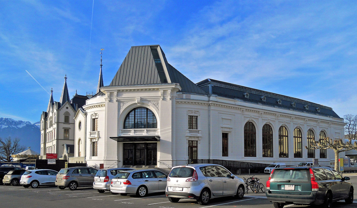 Vevey, das ehemalige Casino an der Place du March, jetzt Salle del Castillo. Seit 2014 erstrahlt der beeindruckende Bau in neuer Pracht - 11.12.2015