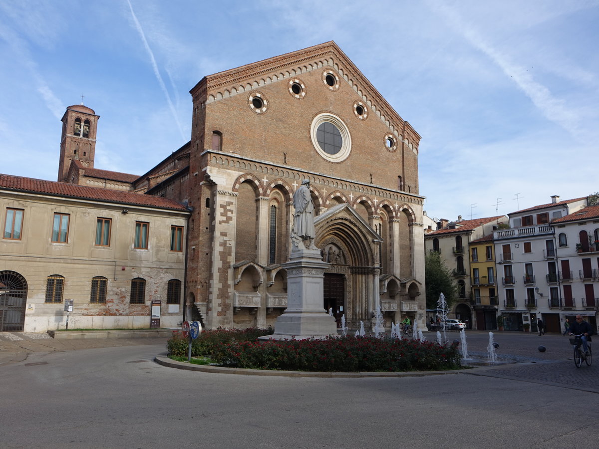 Vicenza, Pfarrkirche San Lorenzo, erbaut im 13. Jahrhundert im romanischen Stil, Portal von 1342 bis 1344 erbaut, an den Trpfosten schne Apostel- und Evangelistenreliefs (28.10.2017)