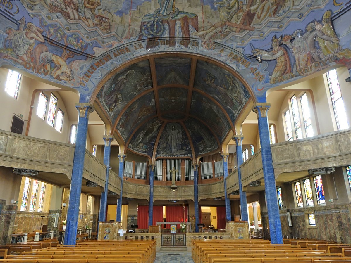 Vichy, Innenraum der Kirche Notre-Dame de Malades, erbaut von 1672 bis 1714, Umbau im Art Deco Stil 1931 durch Jean-Baptiste Robert, Gemlde von 1933 durch die Gebrder Maumjean (20.09.2016)