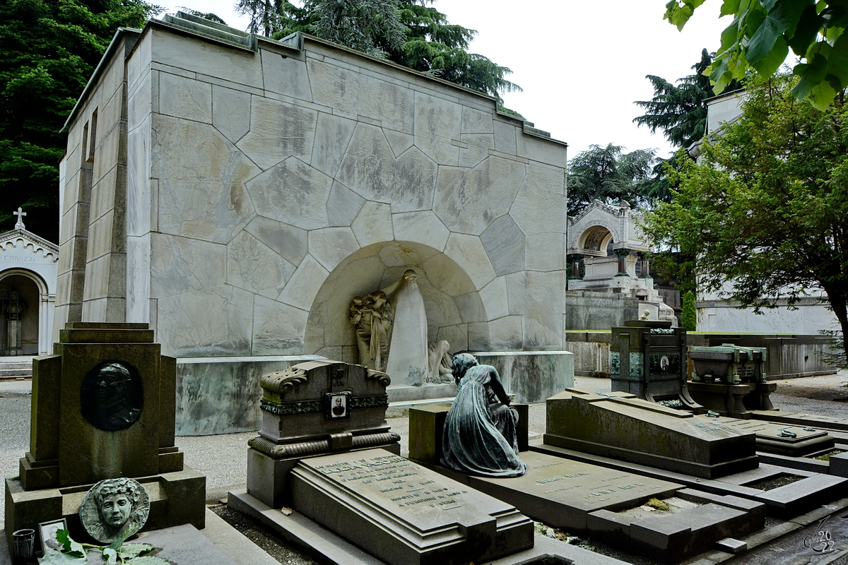 Viele kleine und groe Grabsttten auf dem Zentralfriedhof von Mailand. (Juni 2022)