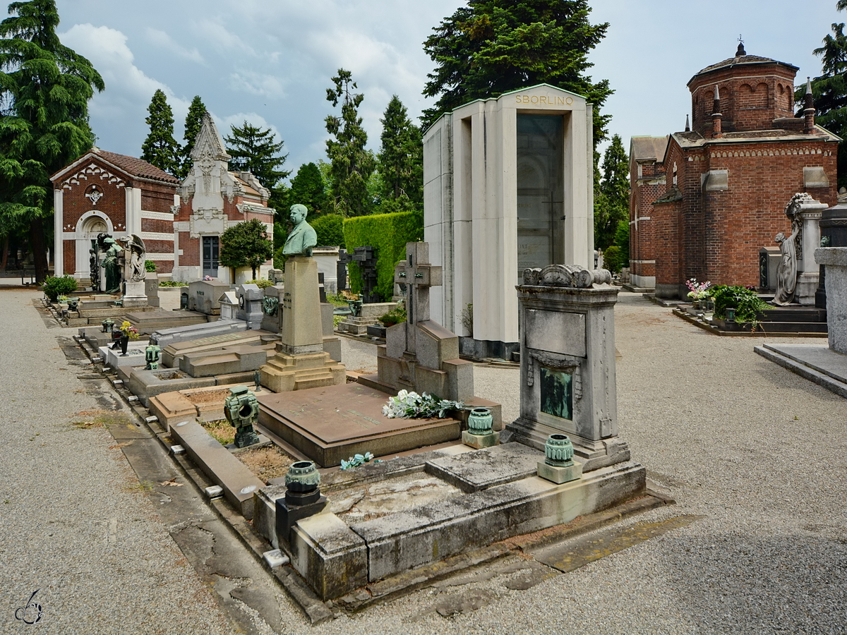 Viele kleine und groe Grber auf dem Zentralfriedhof von Mailand. (Juni 2022)