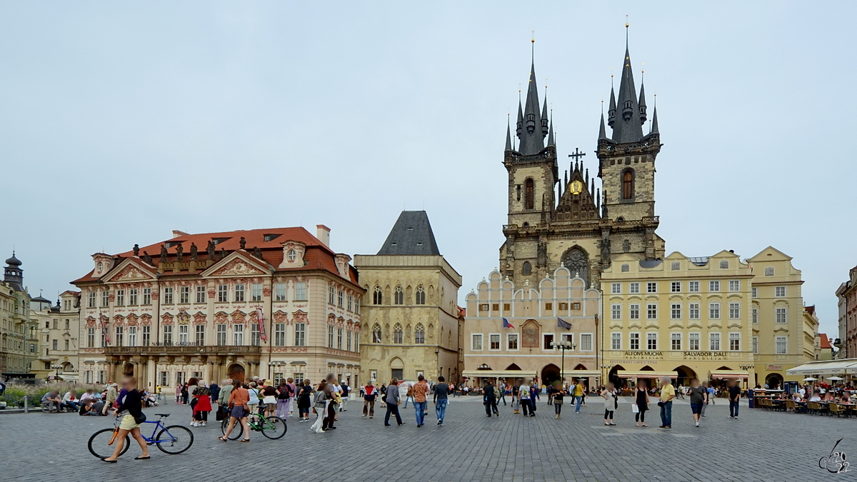 Viele Touristen bevlkern den Altstdter Platz in Prag. (September 2012)