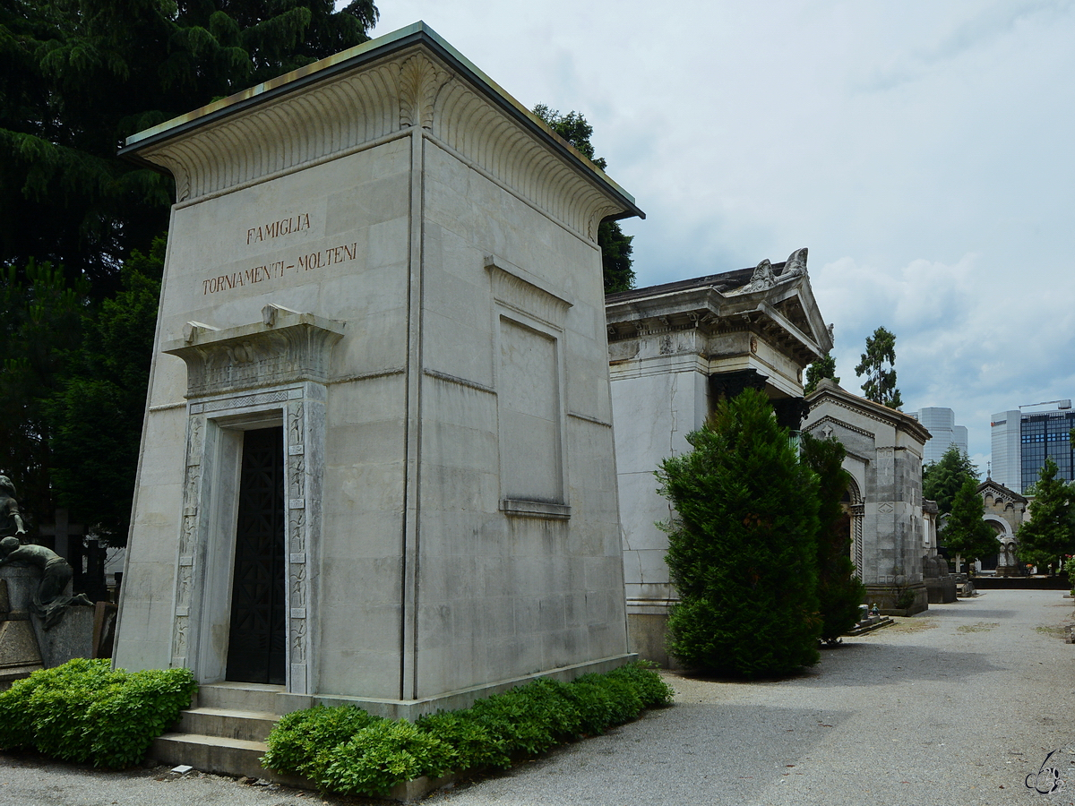 Vielen kunstvoll gestaltete Mausoleen sind auf dem Zentralfriedhof von Mailand zu finden. (Juni 2022)
