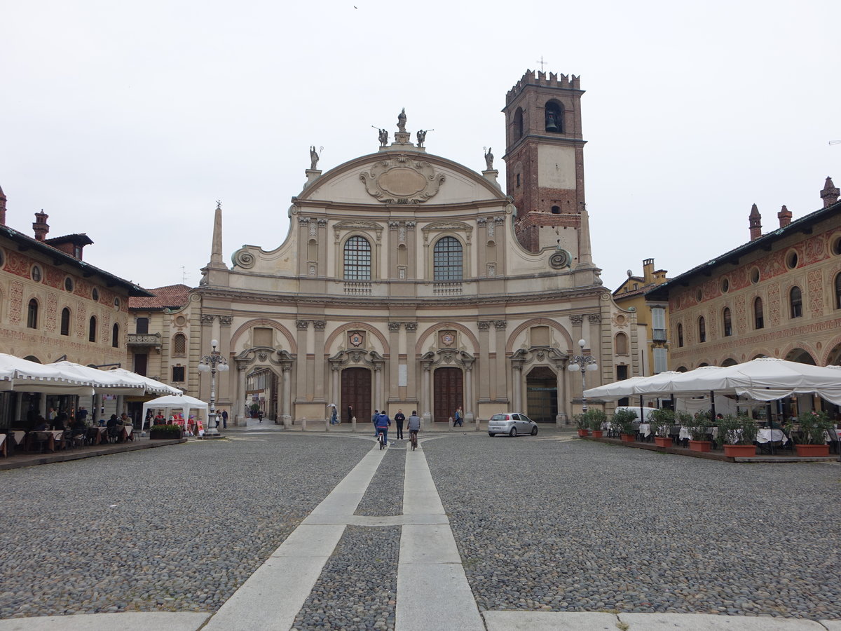 Vigevano, Dom San Ambroggio, erbaut von 1532 bis 1553, Fassade von J. Caramuel de Lobkovitz von 1680, Kuppel erbaut 1716, Kampanile von 1497 (06.10.2018)