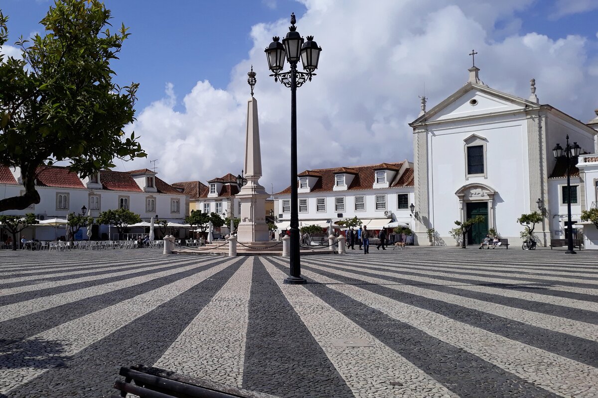 VILA REAL DE SANTO ANTNIO, 22.03.2022, der Obelisk auf der Praa Marqus de Pombal, benannt nach Sebastio Jos de Carvalho e Melo, seit 1769 Marqus de Pombal (* 13. Mai 1699 in Lissabon; † 8. Mai 1782 in Pombal); er war whrend der Herrschaft von Knig Jos I. ab 1756 Erster Minister Portugals und gilt als der bedeutendste portugiesische Staatsmann des 18. Jahrhunderts