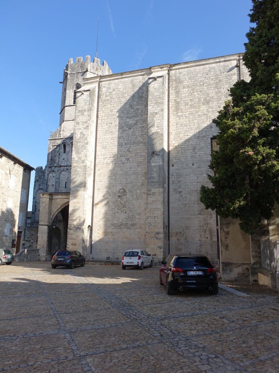 Viviers, Kathedrale St. Vincent, aus der romanischen Zeit sind noch Vorhalle und Fassade erhalten, ein freistehender Turm vor der Kathedrale gehrte einst zu den Verteidigungsanlagen des Schlosses (22.09.2017)