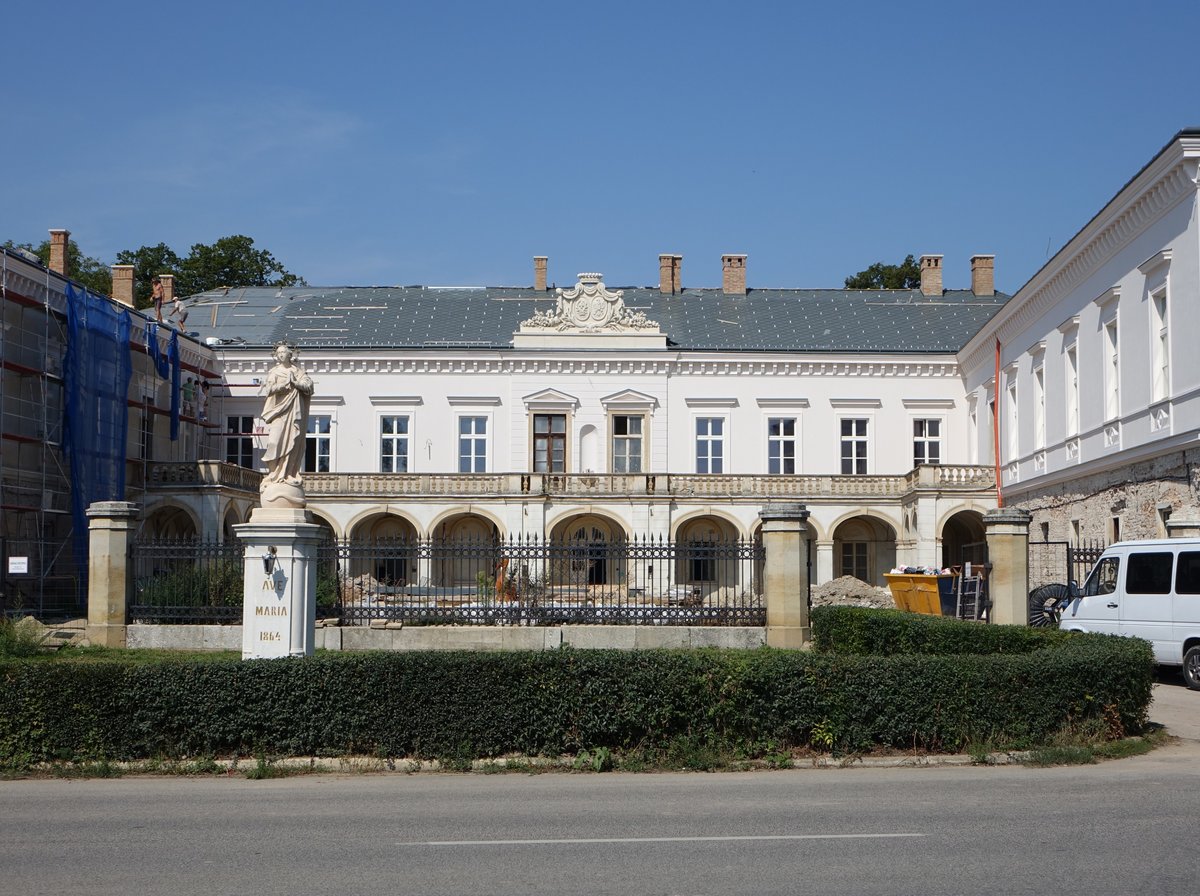 Voderady, Barockschlo, erbaut im 18. Jahrhundert (29.08.2019)