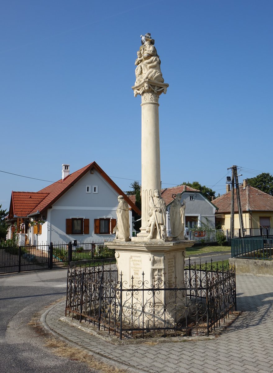Vrs, barocke Dreifaltigkeitssule am Dorfplatz (29.08.2018)