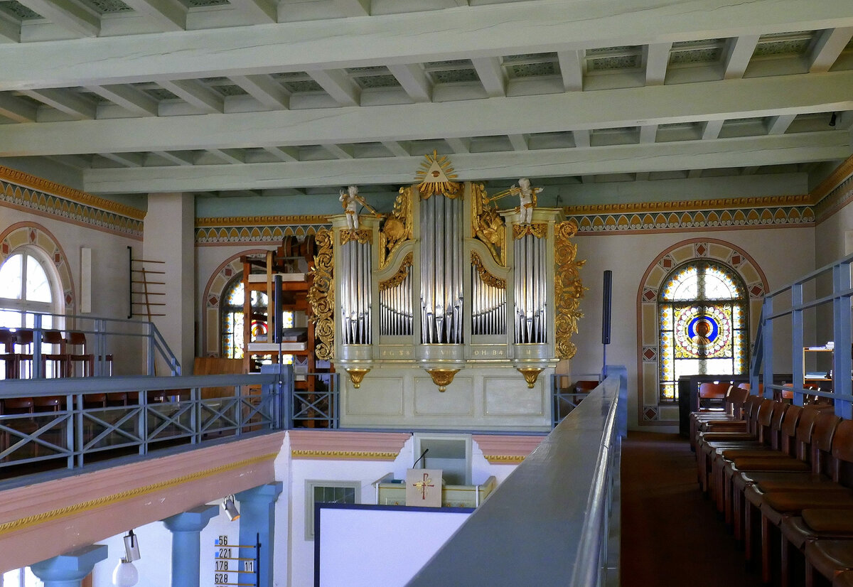 Vrstetten, Blick von der Seitenempore zur Orgel in der evangelischen Kirche, Feb.2020