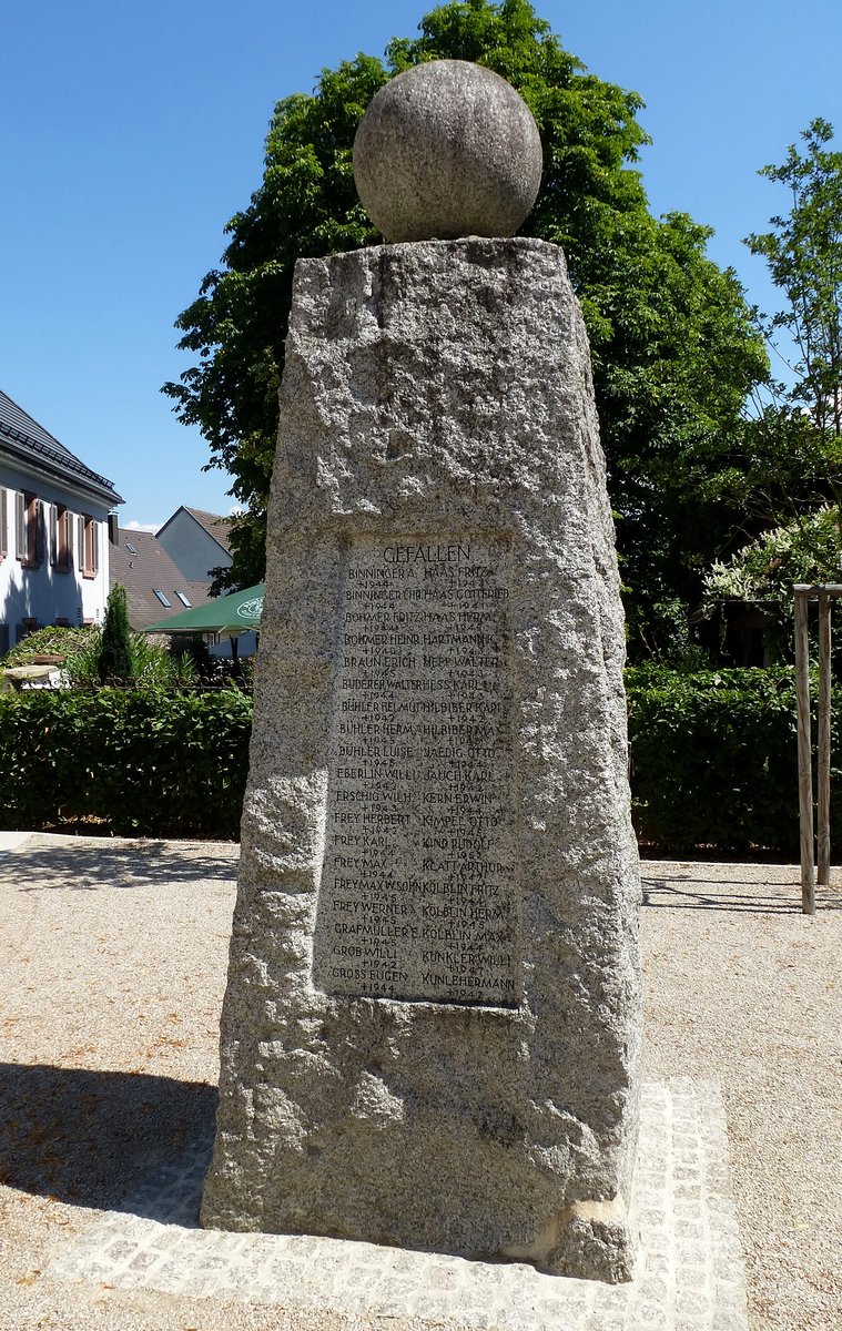 Vrstetten, Denkmal fr die Kriegsopfer des II.Weltkrieges, an der evangelischen Kirche, Aug.2018