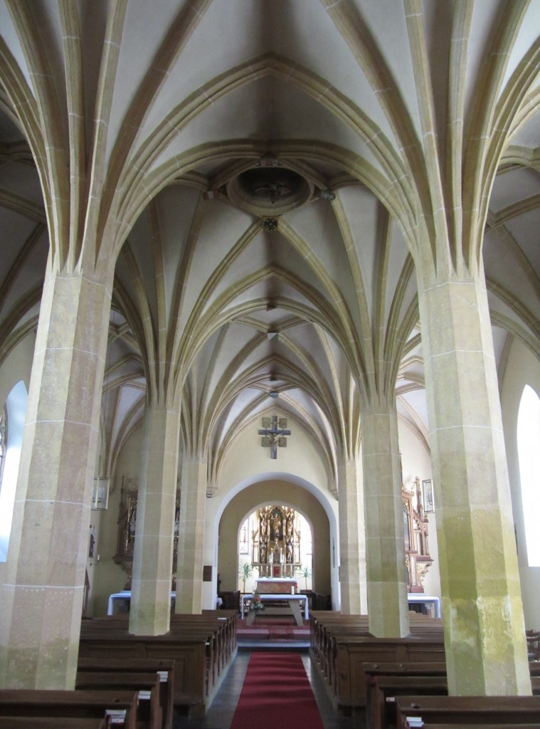 Voitsberg, Langschiff mit Achteckpfeiler der St. Michael Kirche (19.08.2013)