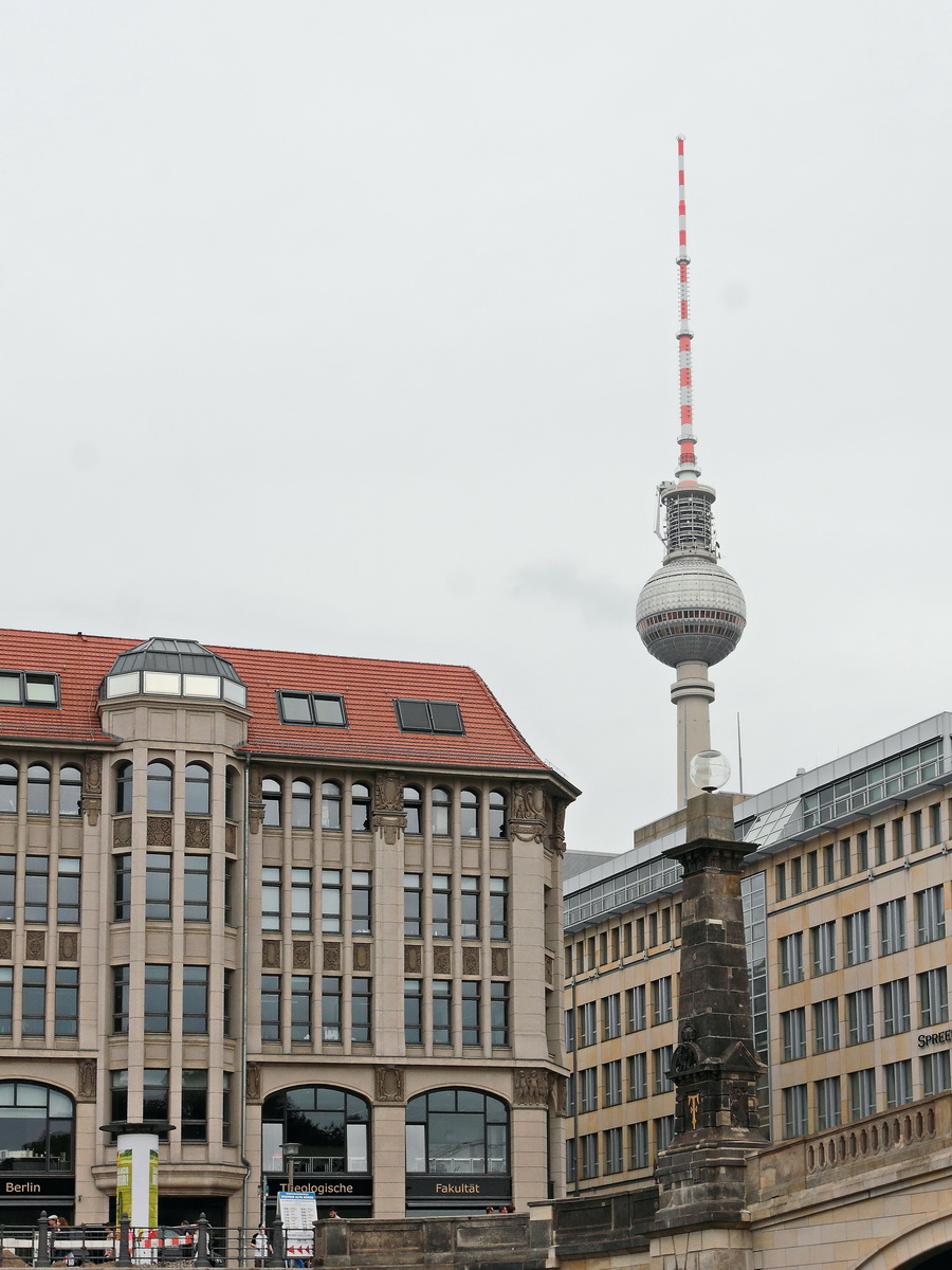 Vom Ausflugsdampfer aus ist hier Fernsehturm auf dem Alexanderplatz am 24. Juni 2017 in Hhe der  Bodestr. zu sehen.
