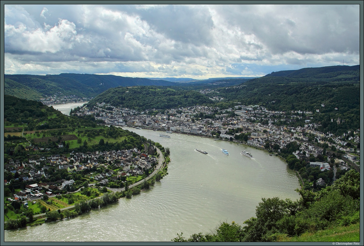 Vom Gedeonseck hat man einen schnen Ausblick auf die Stadt Boppard und das Rheintal. Hier liegt mit dem Bopparder Hamm die grte Schleife des Rheins. Links befindet sich das Dorf Filsen. (09.08.2014)