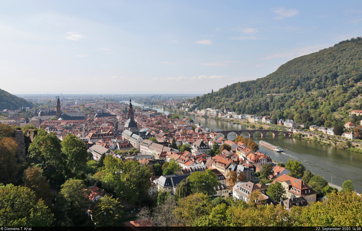 Vom Gelnde des Schlosses Heidelberg hat man einen wunderbaren Blick auf die Altstadt. Auf Hhe der Alten Brcke schwimmt gerade ein Frachtschiff den Neckar entlang.

🕓 22.9.2020 | 14:38 Uhr