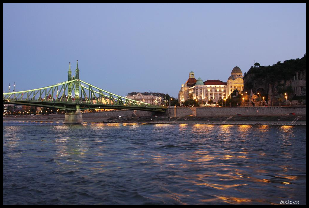 Vom Schiff aus fotografierte ich am Abend des 19.6.2017 die Freiheitsbrcke in Budapest zur der Pester Seite hin.