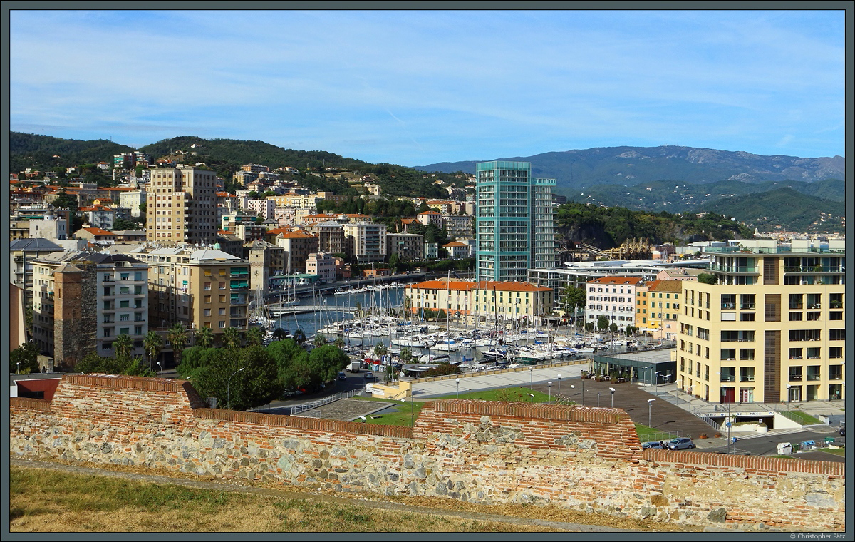 Von der Festung Priamar hat man einen schnen Blick auf Savona. Links der Corsi- und der Guarnieri-Turm, am Hafenrand der Torre di Leon Pancaldo. In der Mitte ist der Hafen von Savona zu sehen. (24.09.2018)