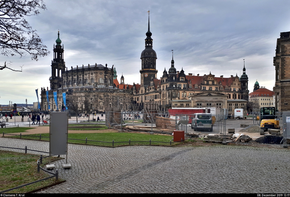 Von der Semperoper aus hat man diesen Blick auf den Turm der Katholischen Hofkirche sowie des Residenzschlosses Dresden, dem Hausmannsturm.
(Smartphone-Aufnahme)
[8.12.2019 | 13:17 Uhr]
