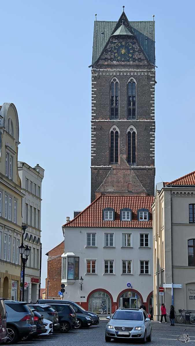 Von der St.-Marienkirche in Wismar ist nur noch der 80,5 Meter hohe Turm erhalten geblieben. Das Kirchenschiff wurde 1960 wegen schwerer Schden aus dem Zweiten Weltkrieg gesprengt. (Mrz 2022)
