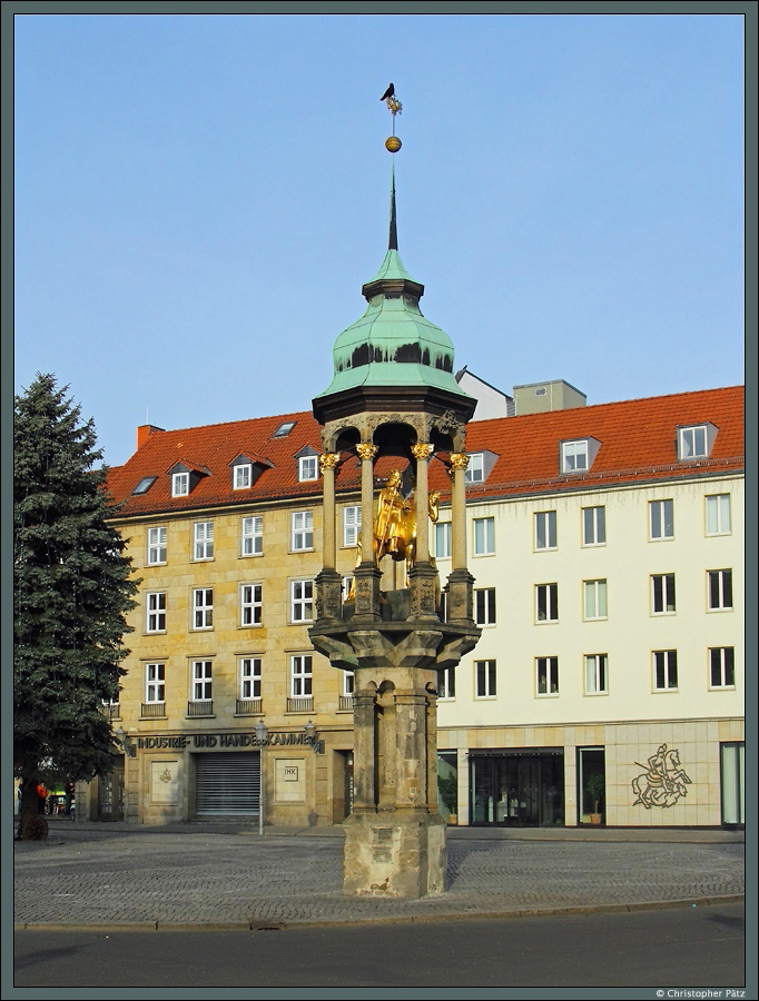 Vor dem Rathaus von Magdeburg befindet sich der Magdeburger Reiter, ein im 13. Jahrhundert entstandenes Reiterstandbild. Die Figur stellt vermutlich Kaiser Otto I. dar und symbolisiert die Freiheit und Unabhngigkeit der Stadt Magdeburg. (06.01.2015)