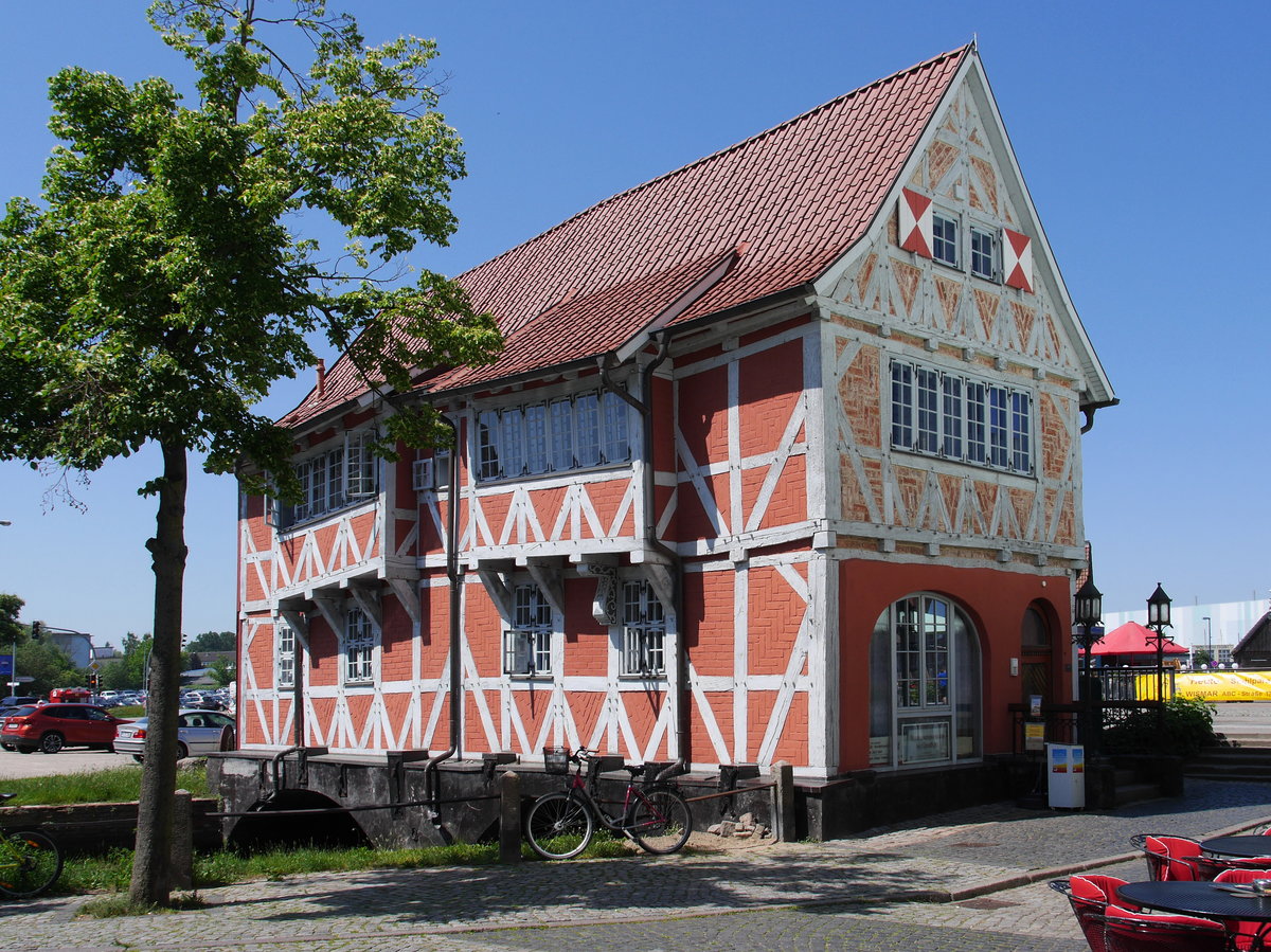 Vor der Einmndung der  Grube  in den Alten Hafen steht das Fachwerkhaus  Gewlbe  aus dem 17. Jhd. ; Hansestadt Wismar, 04.06.2016
