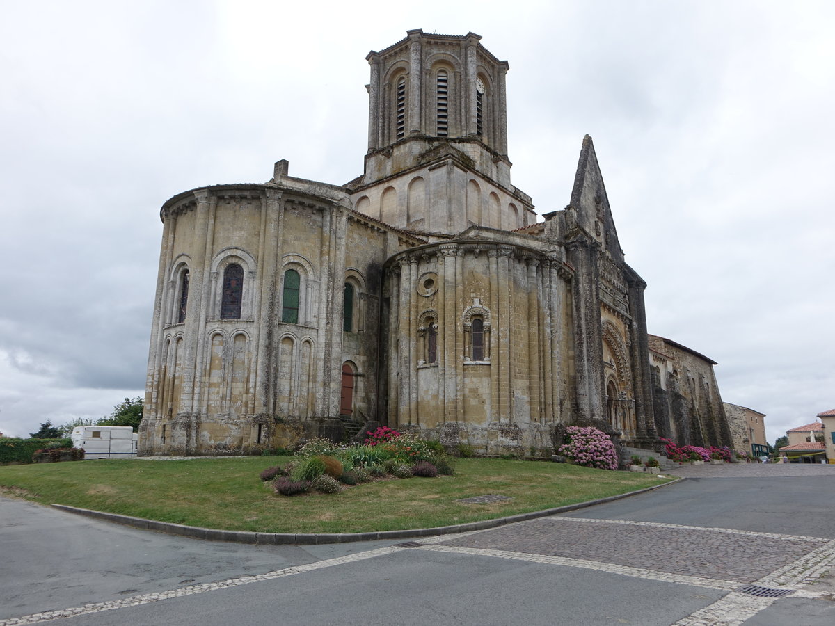 Vouvant, Kirche Notre Dame, erbaut im 12. Jahrhundert, Fassade des nrdlichen Querschiffarms mit auergewhnlichen Reichtum an Verzierungen (13.07.2017)
