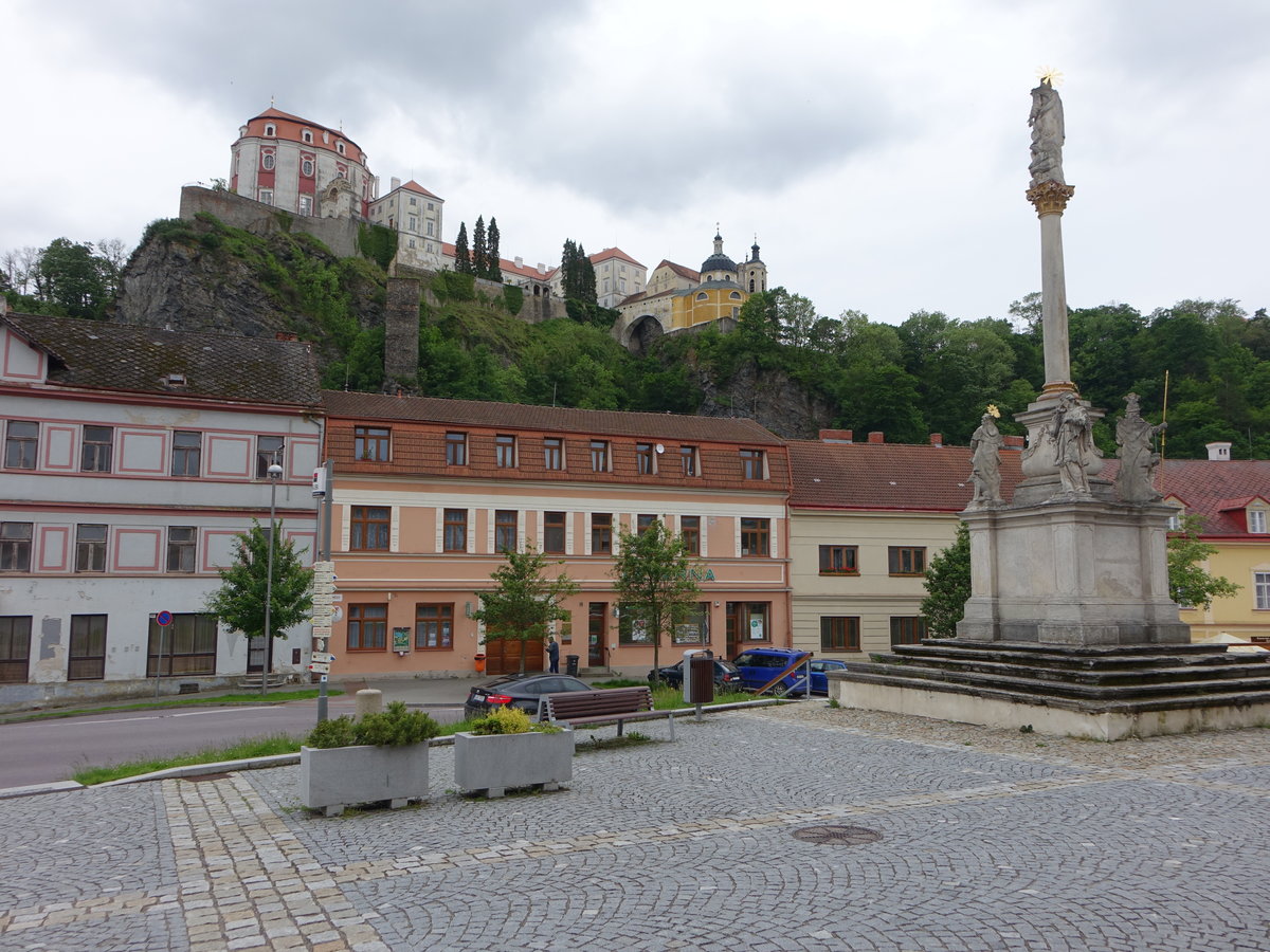 Vranov nad Dyj, Pestsule am Marktplatz, an den Ecken hl. Sebastian, Rochus, Florian und Joh. von Nepomuk nach Gelbde infolge der Pest von 1680 (29.05.2019)