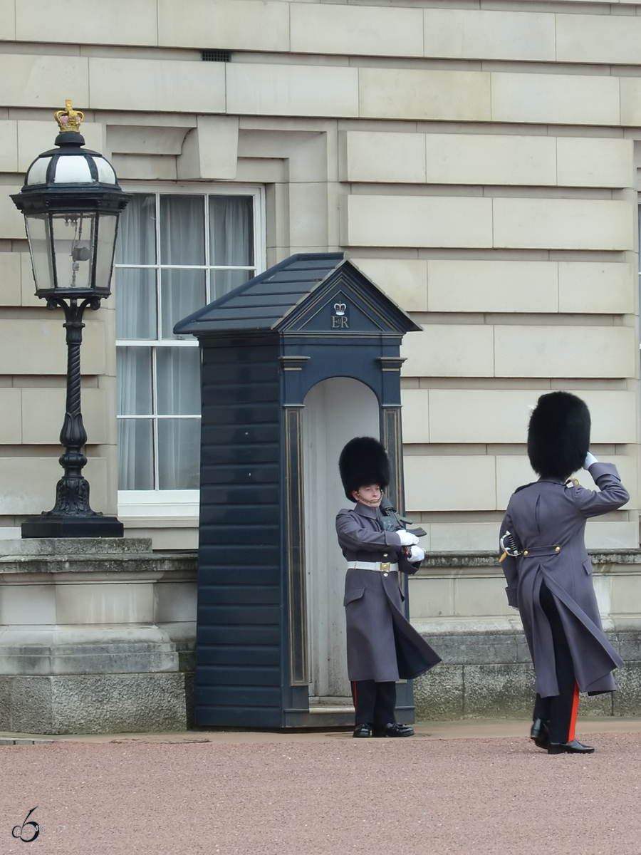 Wachwechsel am Buckingham-Palast in London. (Mrz 2013)