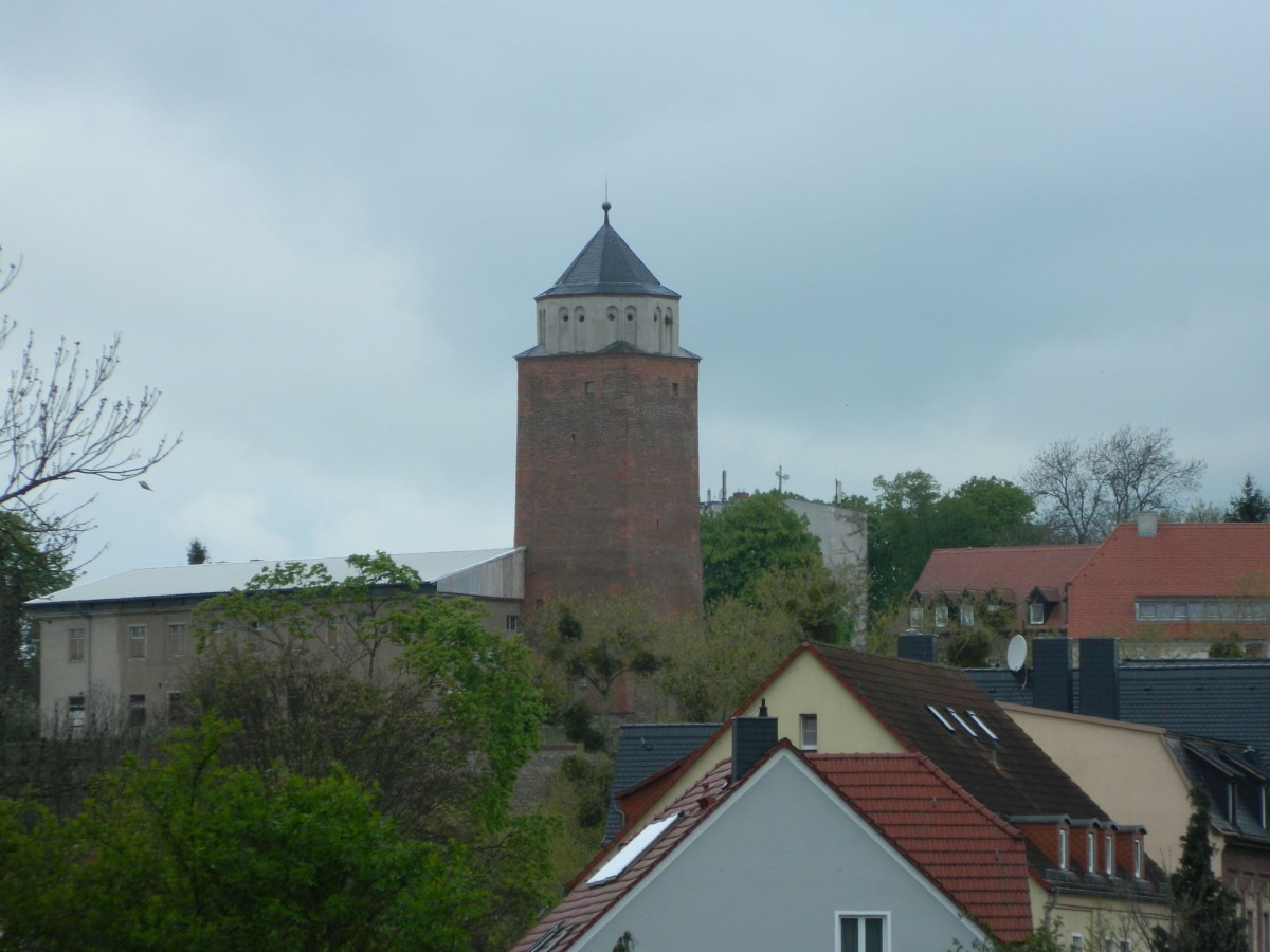 Wahrzeichen von Eilenburg: Blick ber die Dcher der Altstadt zur Burg. Zu sehen ist ein Wohnturm, erbaut ca 1230 und saniert 2001, auch als Mauerturm oder kleiner Bergfried bezeichnet. (18.04.2014) 