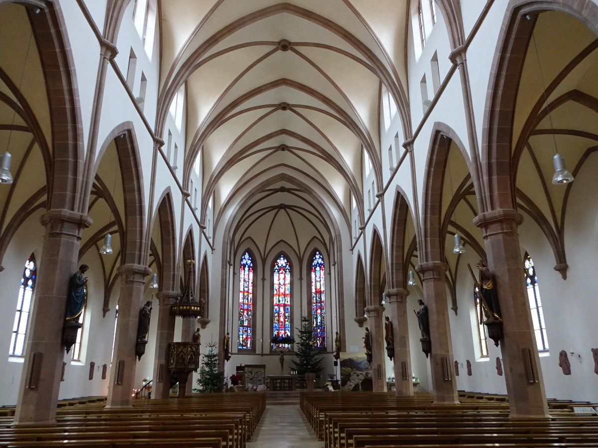 Waibstadt, neugotischer Innenraum der kath. Pfarrkirche Maria Himmelfahrt, erbaut 1868 (23.12.2018)