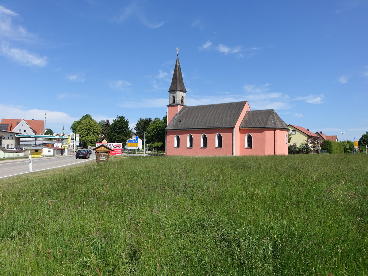 Waidhaus, ehem. Pfarrkirche Hl. Dreifaltigkeit, Saalkirche mit Steildach, neugotisch erbaut von 1851 bis 1858, heute kumenische Autobahnkirche (20.05.2018)