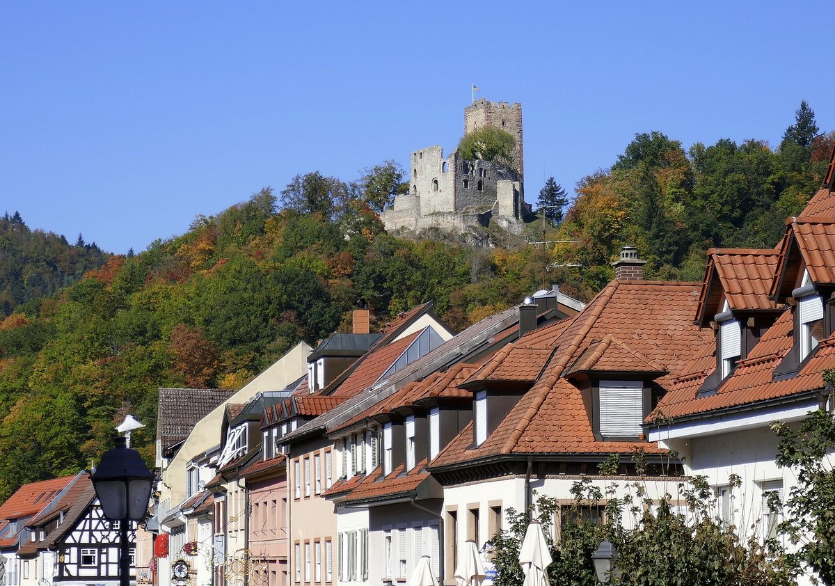 Waldkirch, Blick vom Marktplatz zur hochgelegenen Ruine der Kastelburg, Okt.2018
