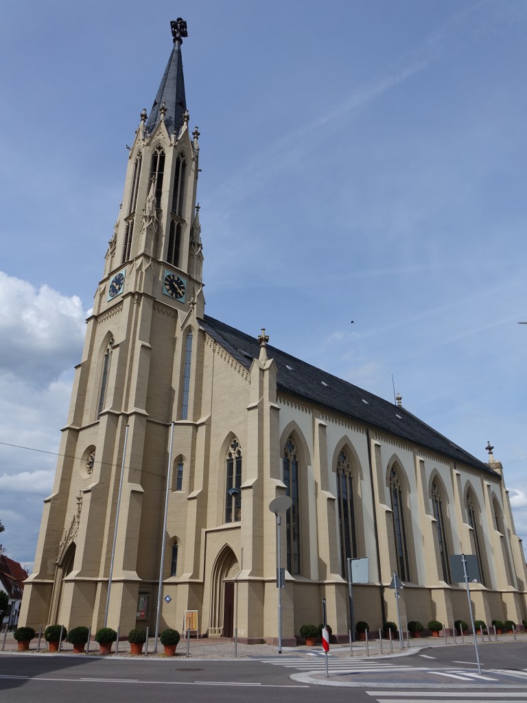 Walldorf, Ev. Stadtkirche, erbaut von 1856 bis 1861 nach Plnen von Marperger und 
Brenzinger, neugotische dreischiffige sechsjochige Hallenkirch (31.05.2015) 