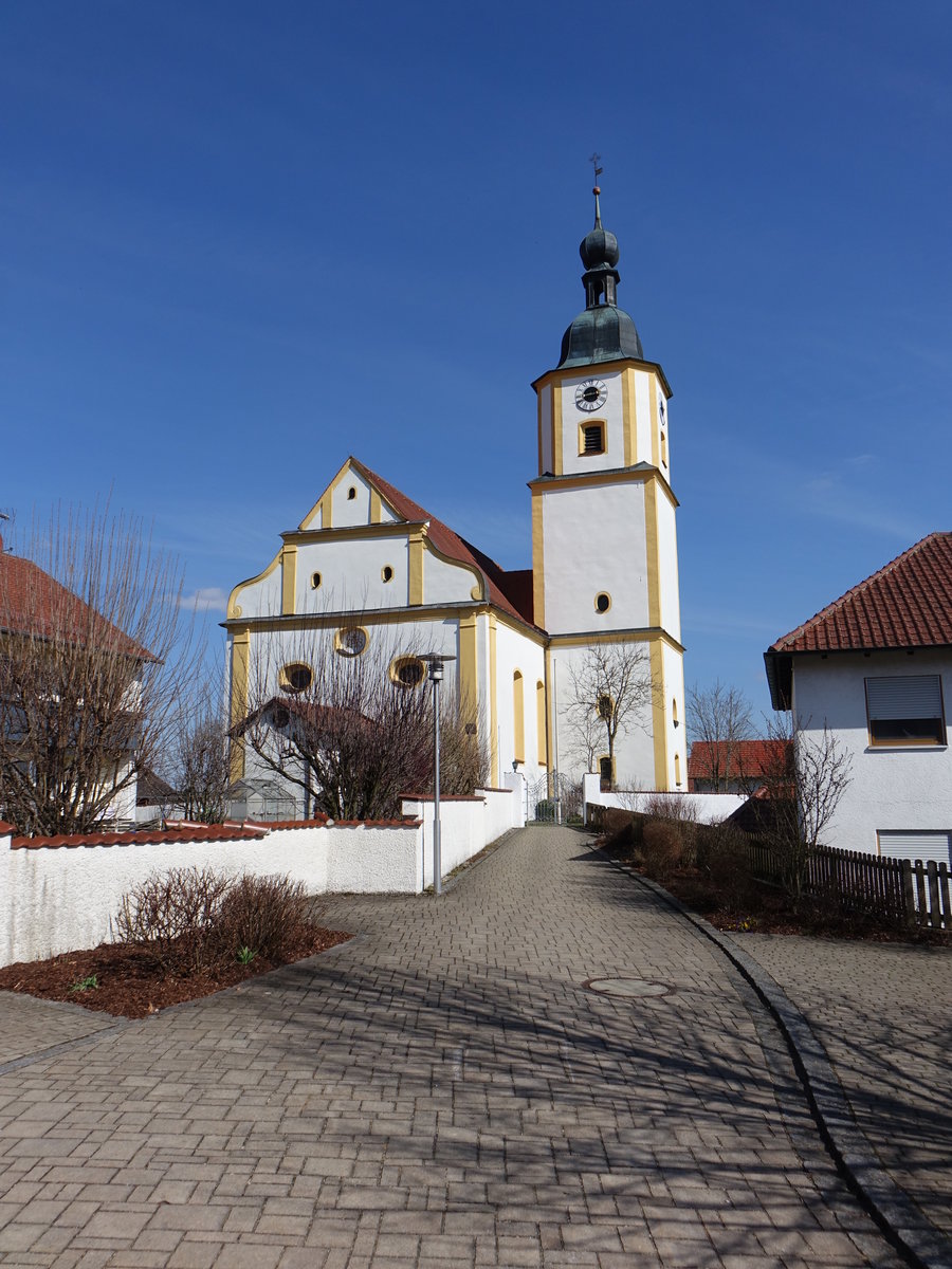 Waltersberg, Pfarrkirche St. Leonhard, erbaut von 1758 bis 1759, der Chor besteht aus einem Joch und einem dreiseitigen Schluss. Der Turm mit Sakristei befindet sich sdlich vom Chor (26.03.2017)