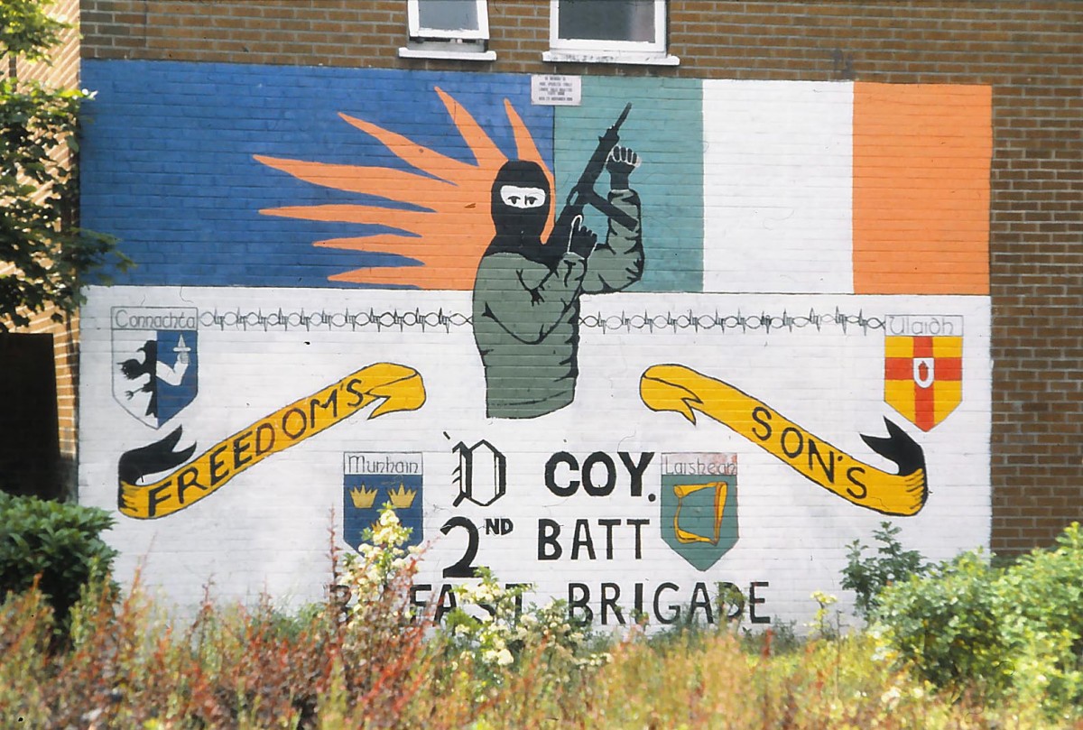 Wandmalerei in West-Belfast. Aufnahme: Juli 1991 (Foto vom Dia).