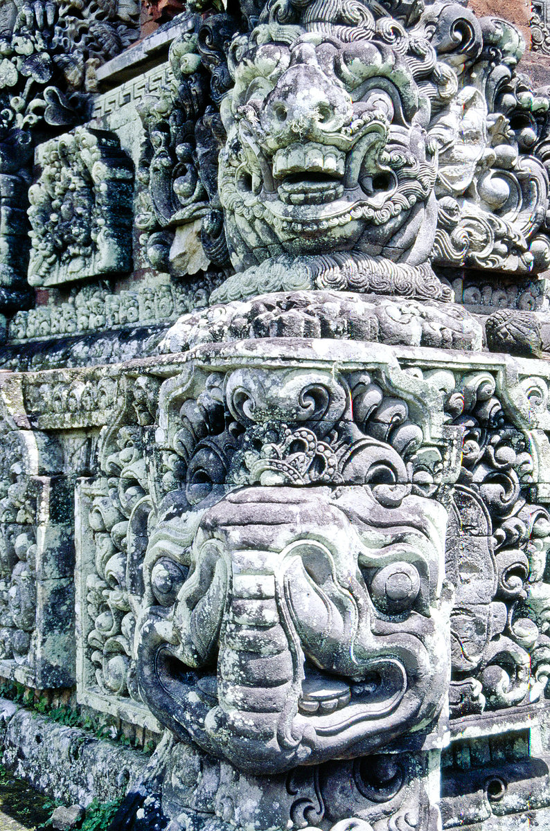 Wandskulpturen am Jagaraga Tempel auf der Insel Bali in Indonesien. Bild vom Dia. Aufnahme: Mrz 1989.