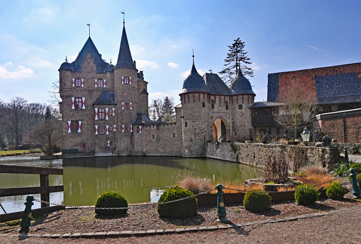 Wasserburg Satzvey. Im 13. Jahrhundert gegrndet, im 15. Jahrhundert wurde die Wehrhaftigkeit der Burg nochmals ausgebaut. 24.03.2021