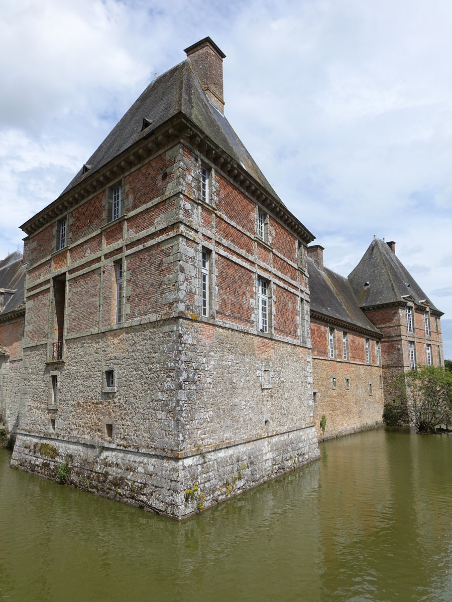 Wasserschloss Carrouges, erbaut im 15. Jahrhundert (11.07.2016)