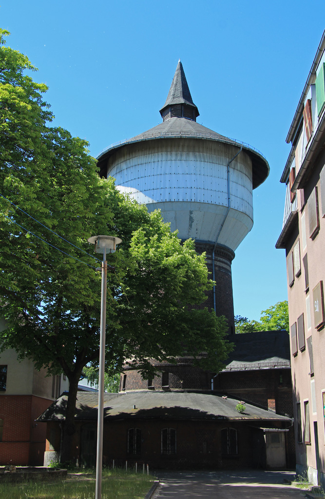 Wasserturm im Bahnbetriebswerk Berlin-Schnweide im Juni 2015. Hier befindet sich heute das Vereinsdomizil der Berliner Eisenbahnfreunde.