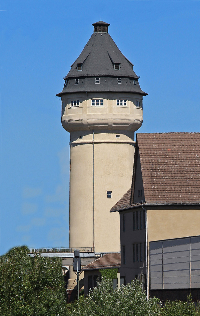 Wasserturm Betriebsbahnhof Berlin-Rummelsburg im Juni 2015. Auf dieser Aufnahme wurden digital einige  Hindernisse  entfernt, denn so frei kann man den Turm(zumindest von ffentlich zugnglichem Gelnde) leider nicht mehr fotografieren.
