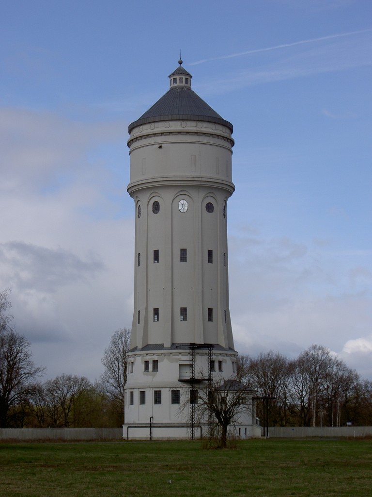 Wasserturm von Eilenburg-Ost, 60 Meter hoher Turm erbaut 1916 fr die Zelluloidfabrik (31.03.2012)