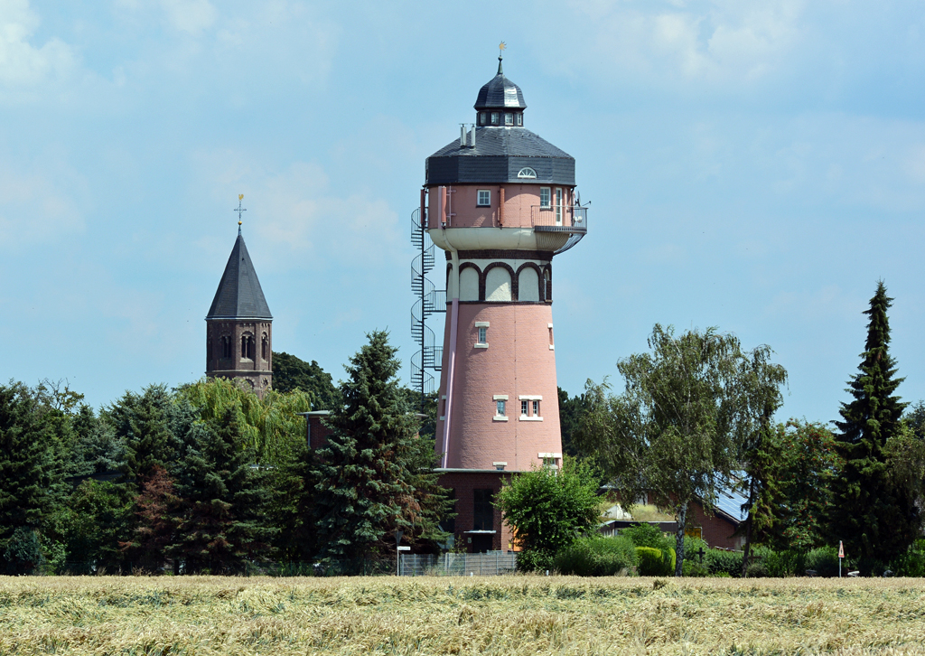 Wasserturm und Pfarrkirche St. Martinus in  Wissersheim (Nrvenich) - 16.07.2014