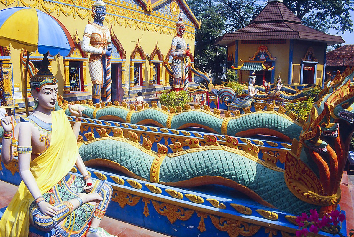 Wat Chaiya Mangalaram Thai Buddhist Temple in Georgetown auf der Insel Penang. Aufnahme: Mrz 1989 (Bild vom Dia).