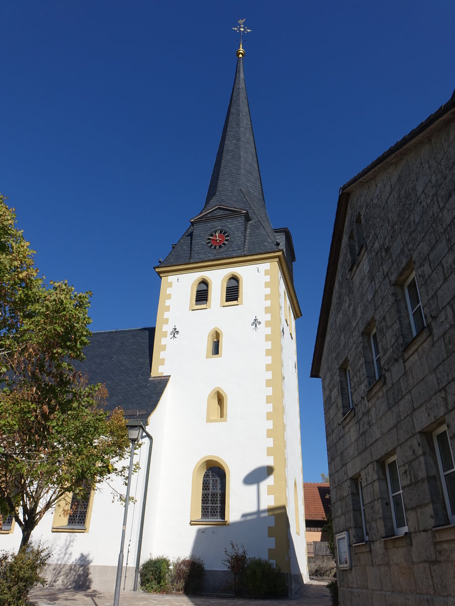 Wattendorf, kath. Pfarrkirche St. Barbara, Saalkirche mit Satteldach, Chorturm mit Spitzhelm, erbaut im 15. Jahrhundert (14.10.2018)